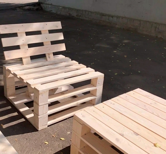 Белое кресло из поддонов рис 3