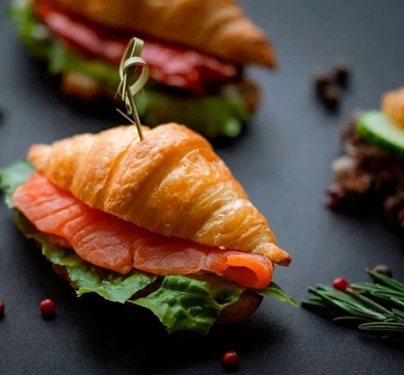Мини-круассан с сёмгой, руколой и вялеными томатами рис 2