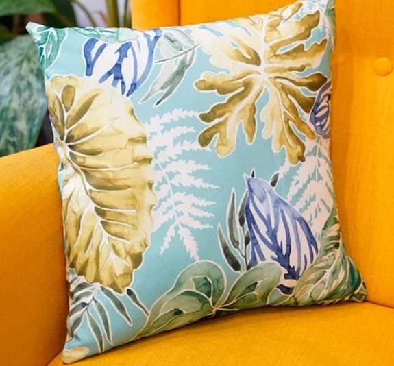Декоративная подушка с акварельным принтом листьев рис 2