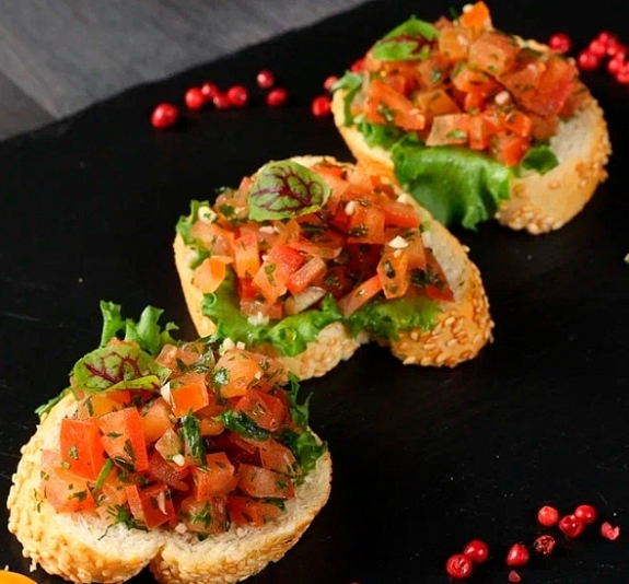 Брускетта с томатом и базиликом рис 3