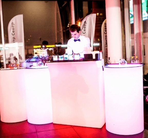 Барная стойка с коктейльными столами рис 2