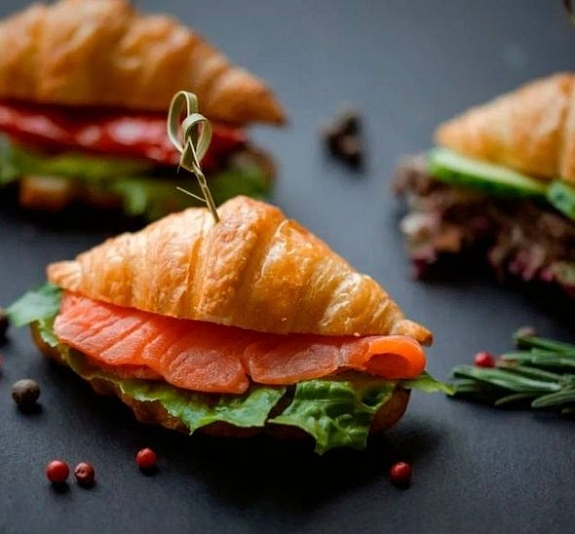 Мини-круассан с сёмгой, руколой и вялеными томатами рис 1