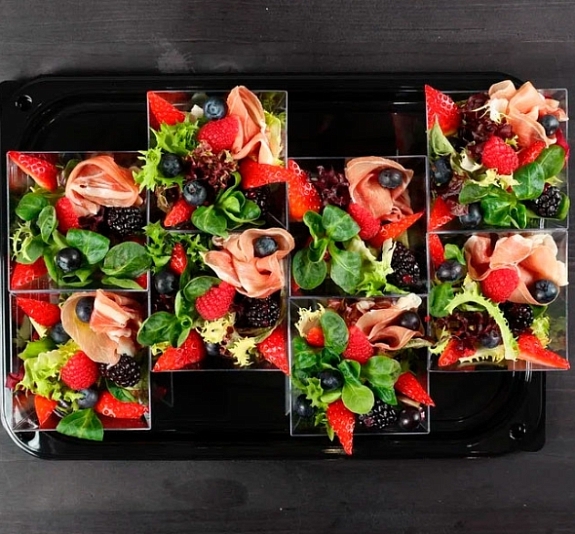 Салат микс с пармой и ягодами рис 1