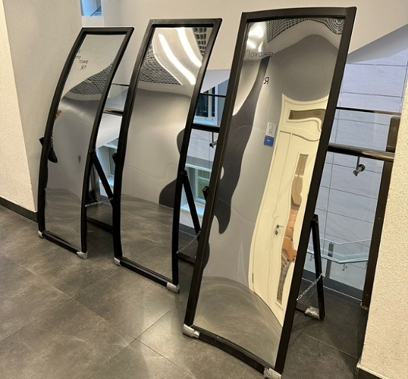 картинка Кривые зеркала от компании Рент-Бери