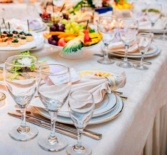 Скатерть прямоугольная 1,4×2,4м белая рис 1