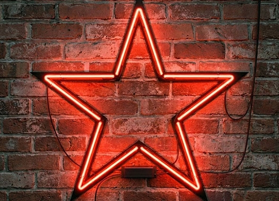 Аренда неоновой вывески «Красная звезда»