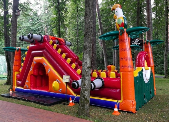 Батут с горкой "Пиратский остров"