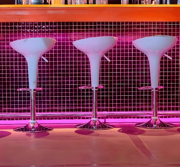 картинка Стул барный Bombo белый от компании Рент-Бери