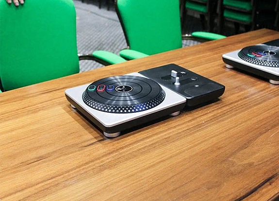 DJ Hero (Диджей Хиро)