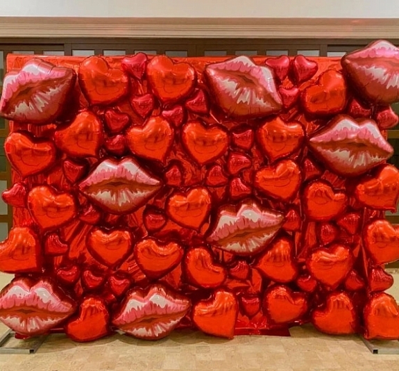 картинка Фотозона из фольгированных сердец от компании Рент-Бери