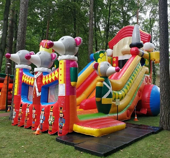 Надувная горка «Кукла с орешками» рис 1