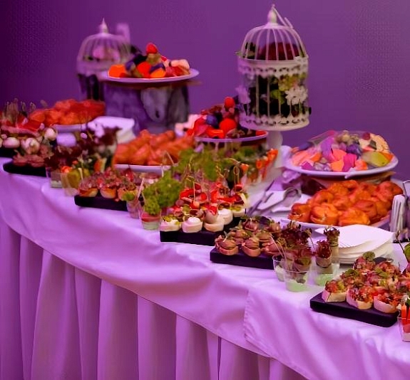 картинка Стол складной Tesla 180 см дерево от компании Рент-Бери